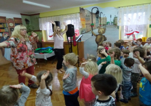 Prowadzące koncert oraz tańczące dzieci.